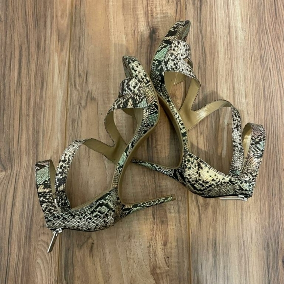 💕 3/$24, Adorable BCBG heels - Picture 3 of 7